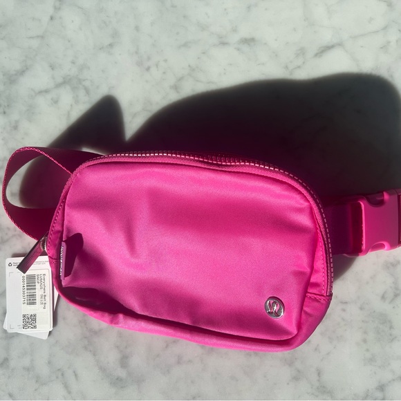 NWT Lululemon Everywhere Belt Bag 1L Sonic Pink - Picture 7 of 10